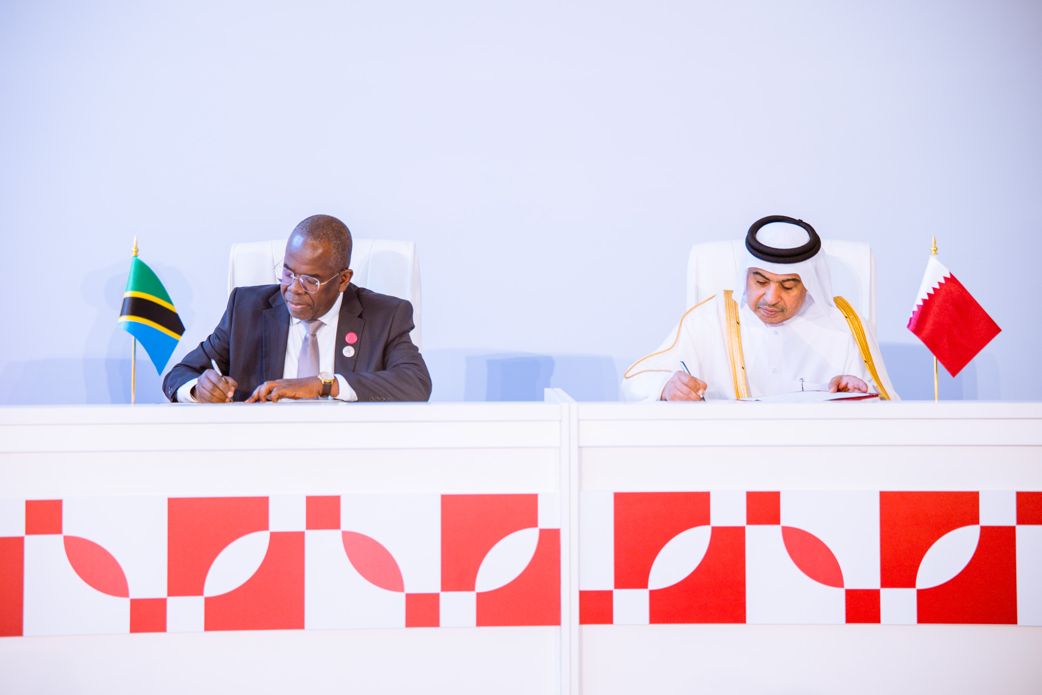 Waziri wa Fedha wa Jamhuri ya Muungano wa Tanzania, Mhe. Balozi Khamis Mussa Omar (Mb) (kushoto) na Waziri wa Fedha wa Qatar, Mhe. Ali Bin Ahmed Al Kuwari, wakisaini Mkataba wa kuondoa utozaji kodi mara mbili (Double Taxation Agreement-DTA), kati ya mataifa hayo mawili, tukio lililofanyika kando ya Mkutano wa 11 wa Mwaka wa Bodi ya Magavana wa Benki ya Maendeleo ya Miundombinu ya Asia (AIIB) uliofanyika jijini Doha nchini Qatar.